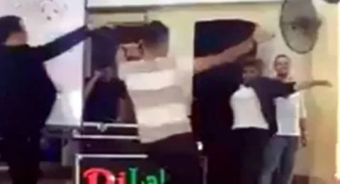 معلم مصري يتحدى طلابه بوصلة رقص مثيرة